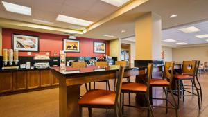 A restaurant or other place to eat at SureStay Hotel by Best Western Blackwell