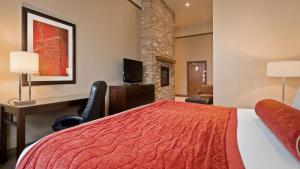Postel nebo postele na pokoji v ubytování Best Western Parkway Inn & Conference Centre