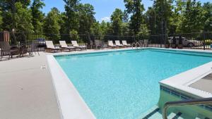 a large swimming pool with lounge chairs at Best Western Plus Glen Allen Inn in Richmond