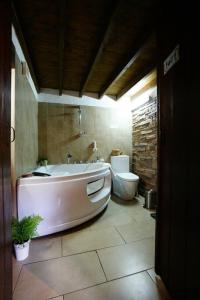 Irene's House في كاكوبرتريا: حمام كبير مع حوض استحمام ومرحاض