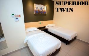 Postel nebo postele na pokoji v ubytování One Avenue Hotel