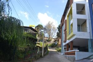 uma rua vazia ao lado de um edifício em Swiss Cottage em Kodaikānāl