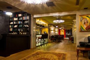 um quarto com estantes de livros e uma sala de jantar com uma mesa em Ganzo Boutique Hotel em Bucareste