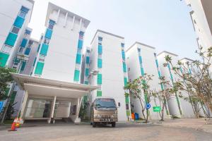 un camion parcheggiato di fronte a un edificio di De Green Inn @aeropolis a Tangerang