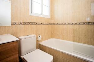 ein Badezimmer mit Toilette, Badewanne und Waschbecken in der Unterkunft Luxury Apartments with private swimming pool in Marbella