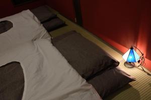 Кровать или кровати в номере Teramachiya Wind Bell Temple Guest House