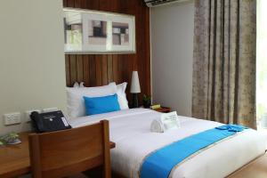 מיטה או מיטות בחדר ב-The Sanctuary Hotel Resort Spa