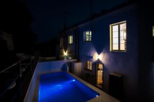 Der Swimmingpool an oder in der Nähe von Luxury Apartments with private swimming pool