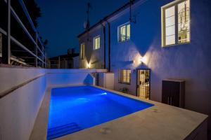 Der Swimmingpool an oder in der Nähe von Luxury Apartments with private swimming pool