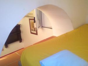ローマにあるApartment Campo dei Fioriのベッドルーム1室(黄色いベッド1台、窓付)