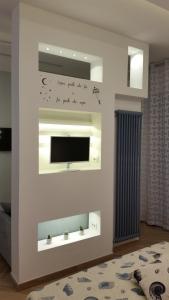 ナポリにあるLa Mongolfieraのリビングルーム(壁に薄型テレビ付)
