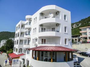 Nespecifikovaný výhled na hory nebo výhled na hory při pohledu z hotelu