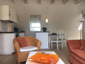 a living room with two chairs and a table at Ferienwohnung Niederrhein in Rheurdt