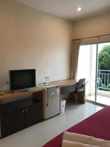 ホアヒンにあるBaan Pak I-Un Hua Hinのテレビとデスクのある部屋