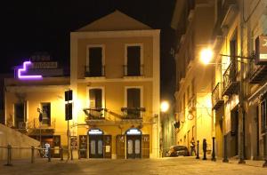 a city street at night with a building w obiekcie Flamingo Luxury Apartment AJPSARDINIA w Cagliari