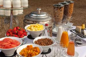Makanan di atau di tempat lain dekat hotel