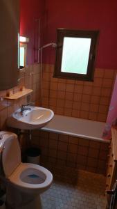 ジェラールメにあるAppartement T2 LA TRINITE GERARDMERのバスルーム(洗面台、トイレ付)、窓が備わります。