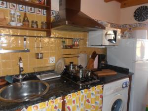 cocina con fregadero y encimera en Al Llagar, en Colunga
