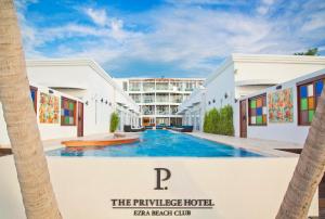 班拉克海灘的住宿－The Privilege Hotel Ezra Beach Club，一座拥有游泳池和棕榈树的酒店