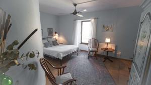 Een bed of bedden in een kamer bij L'Ancienne Auberge