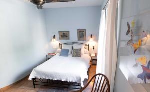 Een bed of bedden in een kamer bij L'Ancienne Auberge