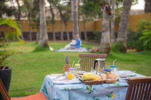 une table avec un chiffon bleu et de la nourriture dans l'établissement Finca Hoya del Pozo, à Telde