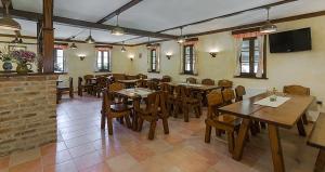 מסעדה או מקום אחר לאכול בו ב-Tourist Farm Mali Raj
