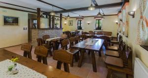 Um restaurante ou outro lugar para comer em Tourist Farm Mali Raj
