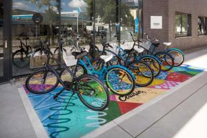 una fila de bicicletas estacionadas frente a una tienda en INNSiDE by Meliá Hamburg Hafen en Hamburgo