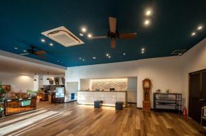 a large living room with a ceiling fan at Mizuho Inn Iwami Masuda in Masuda