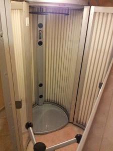 um pequeno chuveiro num quarto com em Hotel Triumph em Nova Zagora