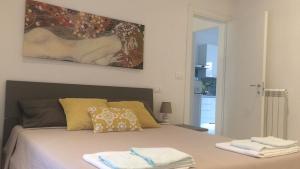 una camera da letto con un letto e due asciugamani di Smeralda House a Viareggio