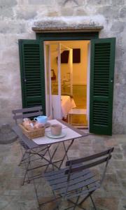 uma mesa com uma cesta de comida num pátio em La Corte Dei Cavalieri em Matera