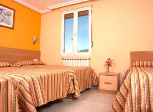 Łóżko lub łóżka w pokoju w obiekcie HOSTAL EUROPA pensión