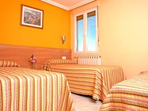 Łóżko lub łóżka w pokoju w obiekcie HOSTAL EUROPA pensión
