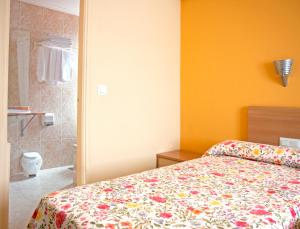 sypialnia z łóżkiem i kabiną prysznicową w obiekcie HOSTAL EUROPA pensión w mieście Irún