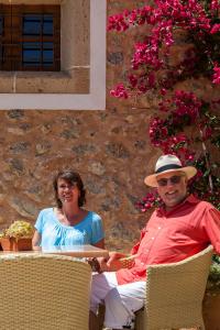 een man en een vrouw aan een tafel bij Fincahotel Can Estades in Calvia Town