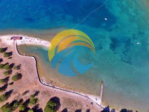 - une vue sur la plage avec un cerf-volant dans l'eau dans l'établissement Apartments Dragica 929, à Fažana