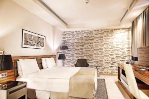 TV a/nebo společenská místnost v ubytování Warwick Stone 55 Hotel Beirut
