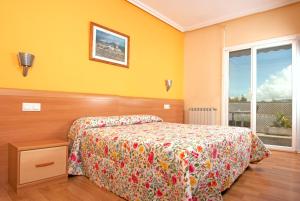 sypialnia z łóżkiem i oknem w obiekcie HOSTAL EUROPA pensión w mieście Irún