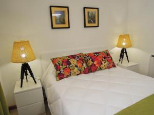 アルベルガリア・ア・ヴェーリャにあるCasa do Professorのベッドルーム1室(白いベッド1台、ランプ2つ付)