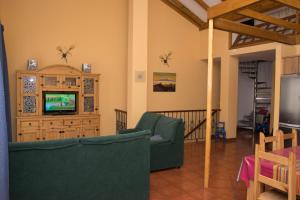 ガラチコにあるCasa en Garachicoのリビングルーム(椅子2脚、テレビ付)