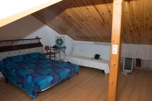 ガラチコにあるCasa en Garachicoの木製の天井が特徴のベッドルーム1室(ベッド1台付)