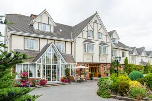 una casa grande con muchas ventanas en Old Weir Lodge, en Killarney