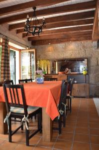a dining room with a table and some chairs at Casa Anceu ArchsenseApartments. in Anceu