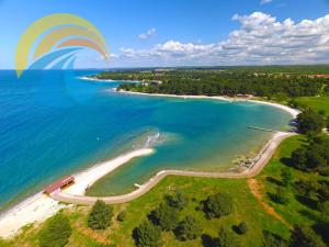 an aerial view of a beach with a parachute at Apartments Mile 1249 in Fažana