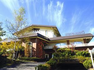 un edificio con un cartel encima en Hotel Shirakabaso Shigakogen, en Yamanouchi