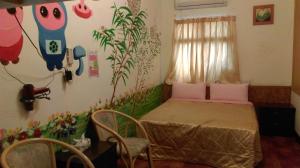 Un dormitorio con una cama y una pared con plantas. en Sea Villa Homestay, en Tongxiao