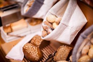 eine Vielzahl verschiedener Brotsorten und Gebäckstücke in der Unterkunft Steindls Boutique Favourite in Sterzing
