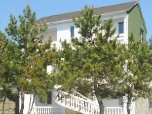 un edificio bianco con alberi di fronte di Seaside House Kobuleti a Kobuleti